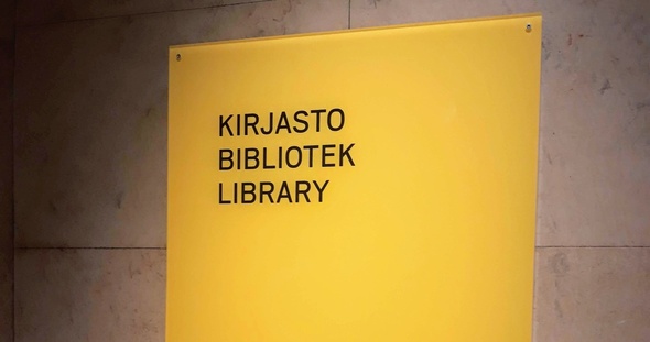 Kirjaston keltainen kyltti