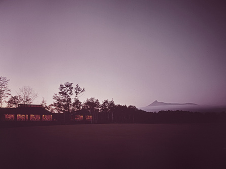 Kaija ja Heikki Sirenin suunnittelema golfklubi Japanissa, kuvattuna iltahämärässä