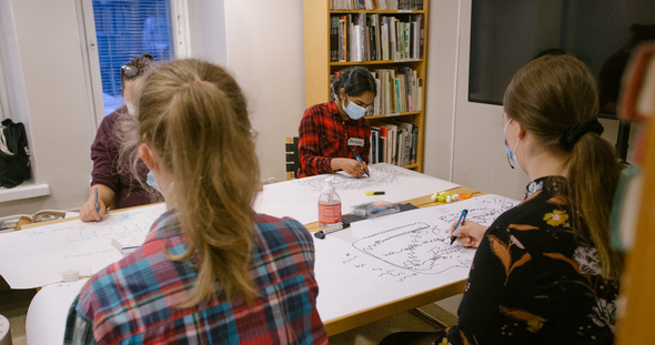 Yläkoululaiset piirtävät Arkkitehtuurimuseon kirjastossa