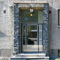 Uki Heikkisen suunnitteleman kerrostalorakennuksen ulko-ovi.