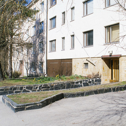 Viljo Revellin suunnitteleman kerrostalorakennuksen sisäänkäynti, julkisivu ja etupiha.