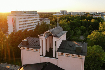Ilmakuva Töölöstä iltavalossa. Etualalla Töölön kirkko