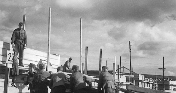 02-332, Aulis Blomstedt, Asevelitaloja rakennetaan rintaman läheisyydessä talotehtaalla