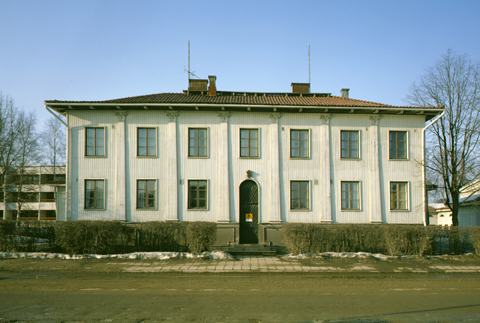 Valokuva Seinäjoen suojeluskuntatalon julkisivusta. Rakennus on kaksikerroksinen, valkoinen ja tyyliltään klassinen.