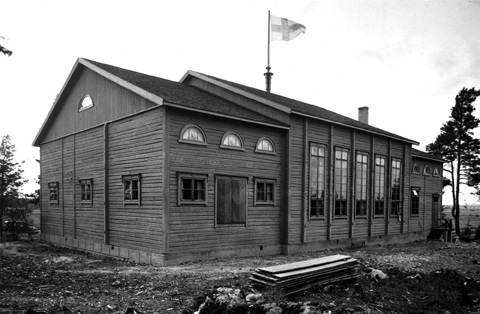 Eksteriöörivalokuva Lindkosken seurantalosta. Seurantalo on hirsinen ja tyyliltään uusklassisitinen.