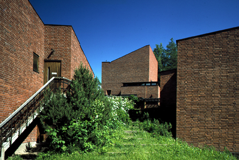 Eksteriöörikuva Säynätsalon kunnantalosta. Tiilinen rakennus on rinteessä.