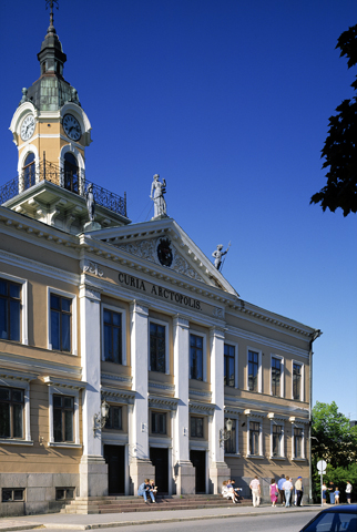 Eksteriöörikuva Porin Raatihuoneesta. Klassistinen rakennus on kaksikerroksinen ja sen keskellä on korkea kellotorni.