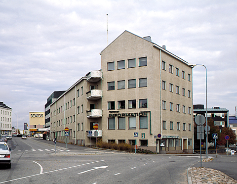 Eksteriöörivalokuva Rovaniemen kaupungintalosta. Rakennus sijaitsee rinteessä ja muistuttaa ulkomuodoltaan asuinkerrostaloa.