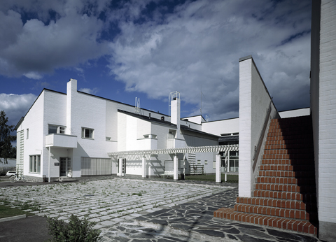 Eksteriöörikuva Punkaharjun kunnantalosta. Kuvassa on valkoinen rakennus sisäpihoineen.