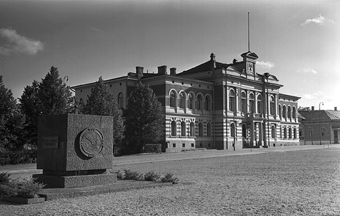 Eksteriöörivalokuva Jyväskylän kaupungintalosta. Rakennus on tyyliltään uusrenessanssinen ja sen edustalla on toriaukea.