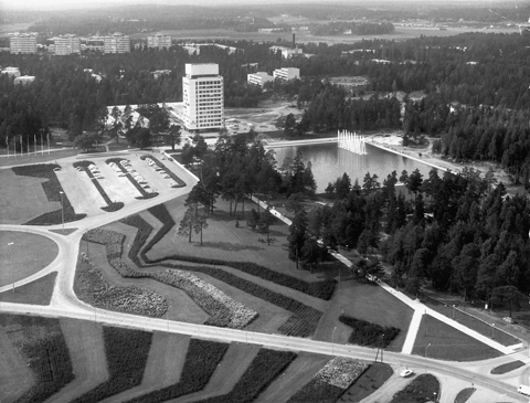 Ilmakuva Tapiolasta. Kuvassa näkyy Tapiolan keskustorni, sen edustalla oleva vesiallas ja kuvioitua nurmialuetta.