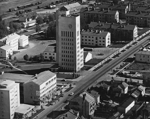 Ilmakuva Kemin kaupungintalona toimivasta vesilinnasta. Rakennus on tyyliltään funktionalistinen.